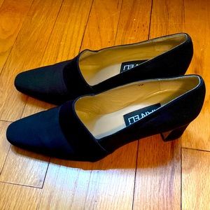 Navy blue Van Eli heels size 7m. Heels 2.5 semi block. Great shape.